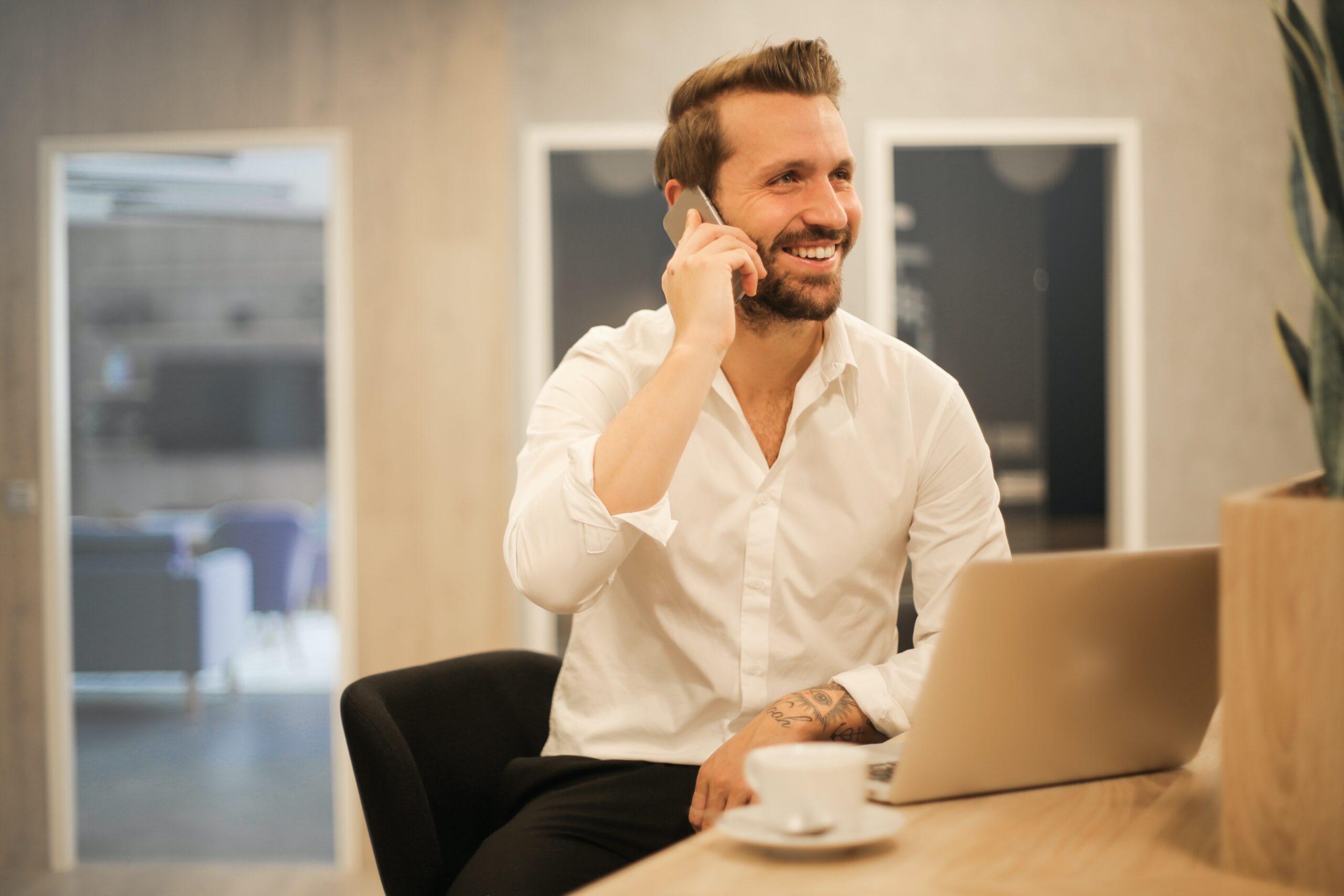 Homme au travail - au téléphone